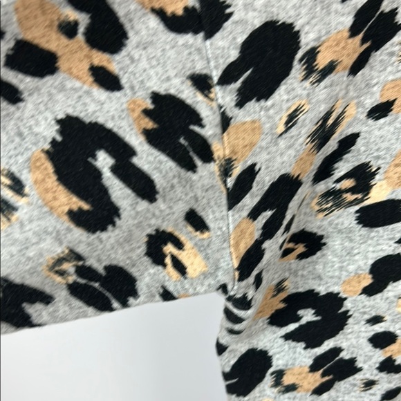 Secret Treasures Gray Leopard Print Top Sweater Size Large - Picture 4 of 9